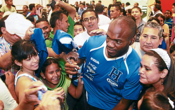 Locura por una firma de la Selección de Honduras