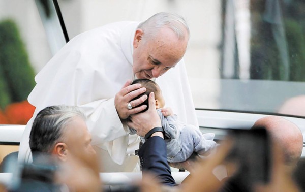 Papa dona tecnología láser para hospitales de Nicaragua, Bolivia y Paraguay