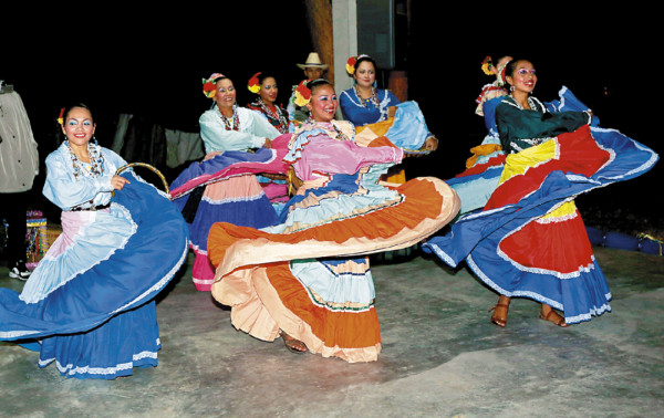 Gente que vive el folclore hondureño