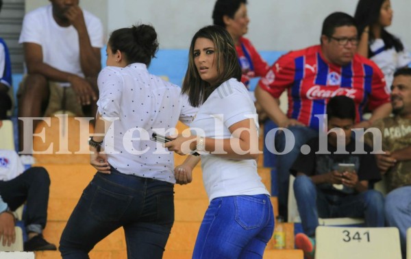 Preciosas mujeres en el clásico Olimpia-Motagua