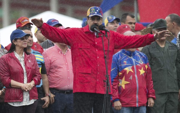Multitud ataca a Maduro, sube a tres cifra de muertos en protestas
