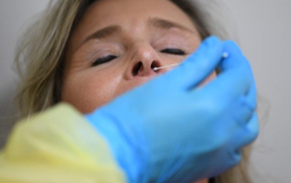 Nueva ola de covid-19, un meteorito y muertes: las predicciones de Mhoni Vidente para 2022