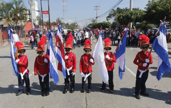 Fervor y ternura en desfiles de los pequeños de la Patria