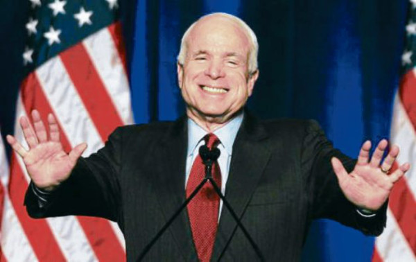 McCain intensifica ataque a Obama sobre Libia