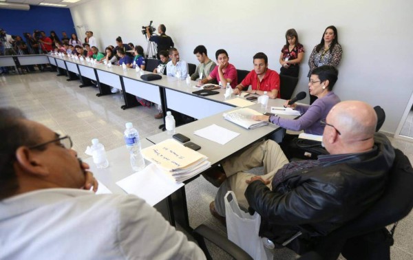 UNAH: Autoridades proponen suspender procesos y estudiantes lo rechazan