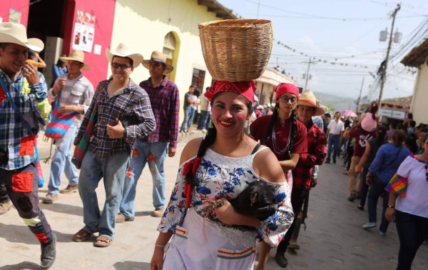 Día del Indio Lempira: Fiesta y color en lucido desfile hondureño