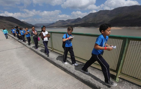 Escuelas Paquita Guerrero y Prevocacional Profesor Raúl Zaldívar visitan embalse La Concepción