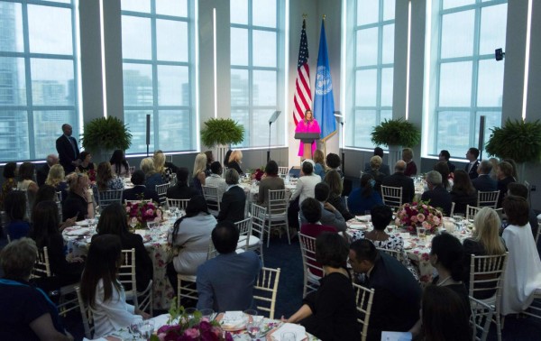 ONU: críticas a Melania Trump en redes sociales por vestido fucsia flúo de Delpozo