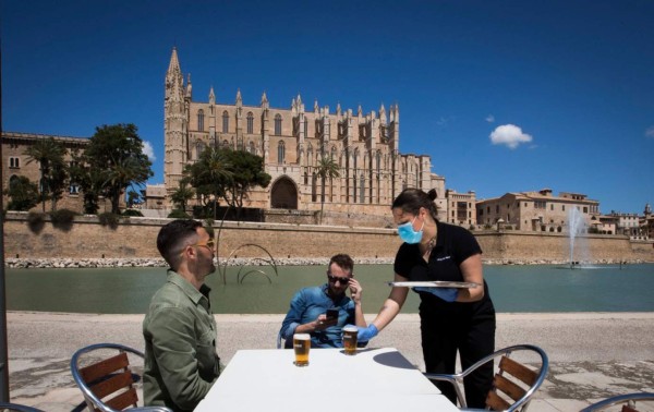 Sol, cerveza y terrazas: España celebra la cautelosa vuelta a la vida