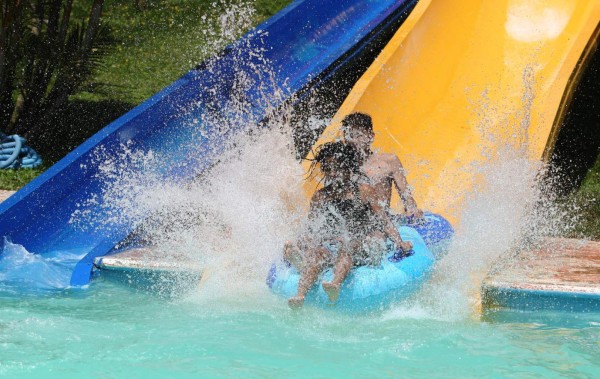 Hermosas sirenas abarrotan balnearios de la capital hondureña