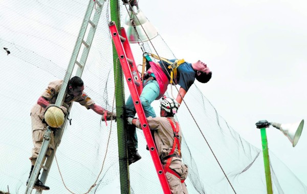 Hondureño muere electrocutado en cancha de fútbol