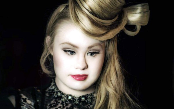 Modelo con Síndrome de Down publicó foto con su novio y es viral