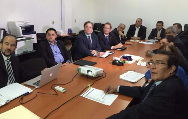 James Nealon se reúne con miembros de Junta Nominadora