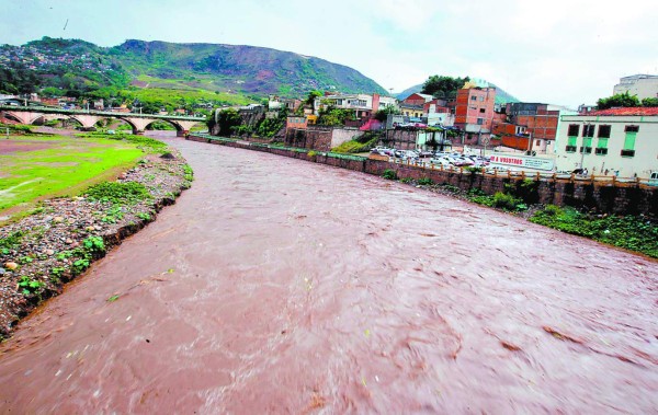 Un muerto y daños en 15 colonias deja tormenta