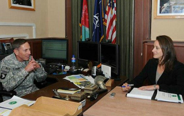 Correos de amante de jefe de la CIA pudieron hacerlo caer