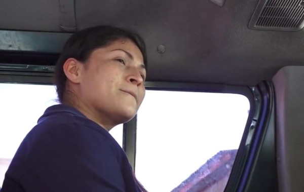 La hondureña Yessica Flores, retornada este lunes, dijo que intentará regresar a Estados Unidos, donde dejó a sus cuatro hijos y su esposo, foto: Captura Video Canal 6.