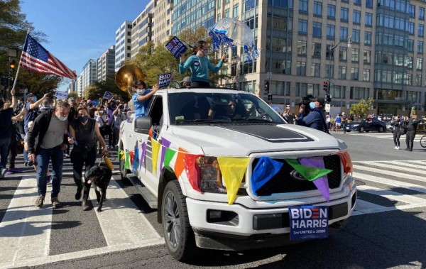 Miles festejan en alrededores de la Casa Blanca al grito de 'fuera Trump'