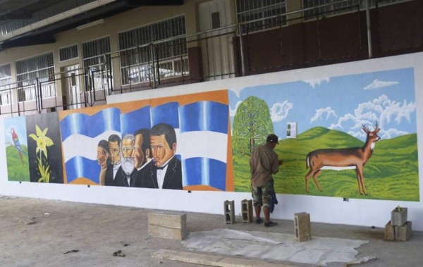 Maestros creativos del pincel que llenan de color a La Paz