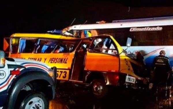 Al menos 20 muertos en choque múltiple en Ecuador&nbsp;