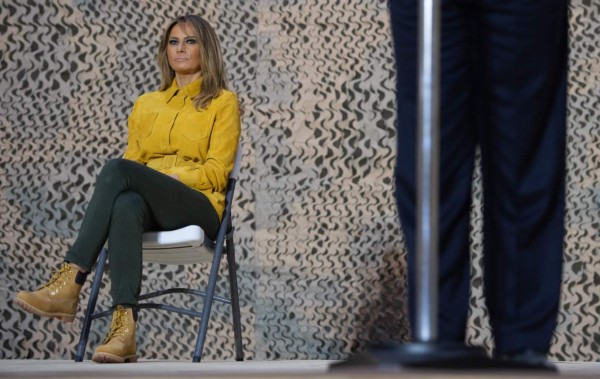 Melania Trump cambia sus tacones por botas de combate en visita a base de Irak