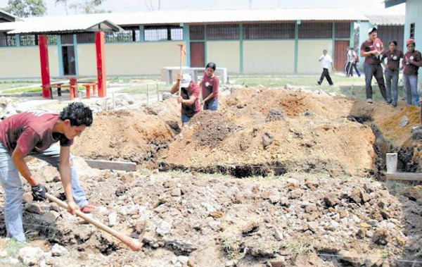 Alumnos de Las Lajas mejoran centro educativo