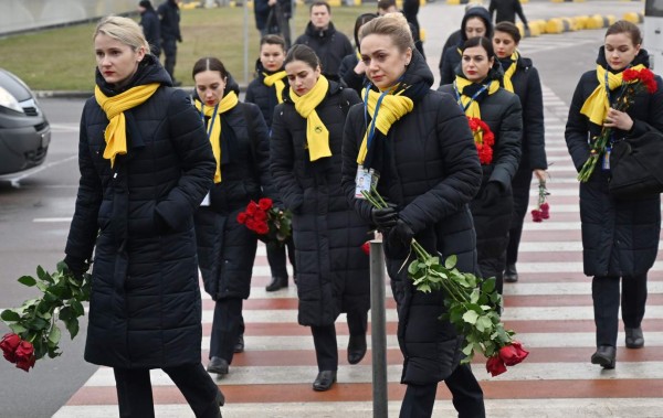 FOTOS: Lágrimas al recibir en Ucrania cuerpos de víctimas de accidente aéreo en Irán