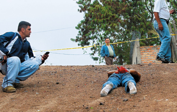 Lo bajan de taxi ‘brujo’ y lo acribillan a tiros