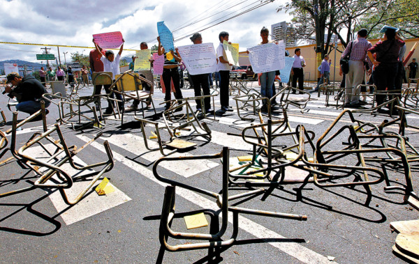 Le recuerdan al gobierno de Honduras que niños no tienen dónde sentarse