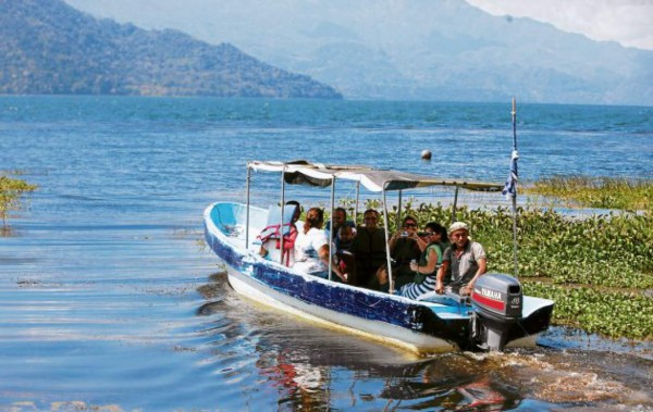 Suculenta oferta gastronómica frente al hermoso paisaje del Lago de Yojoa