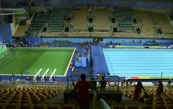Sol y algas, razón del verdor de la piscina de clavados de Rio-2016