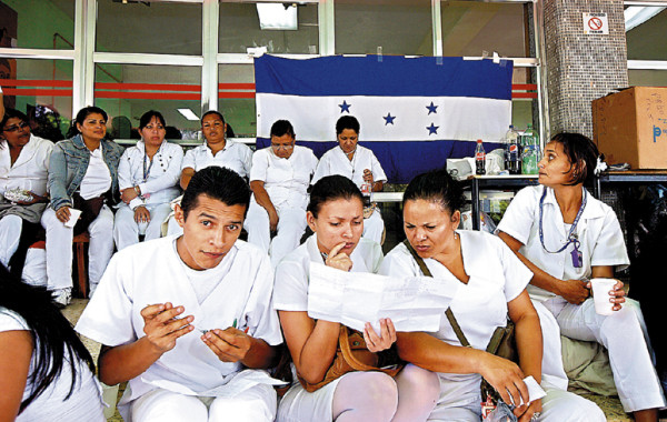 Estudiantes, voluntarios y militares suplen a enfermeras auxiliares en hospitales