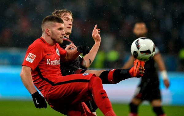 El defensa croata Tin Jedvaj de Leverkusen y el delantero croata Ante Rebic de Francfort compiten por el balón durante el partido de fútbol alemán de la Bundesliga entre Bayer Leverkusen y Eintracht Frankfurt en Leverkusen, Alemania Occidental.