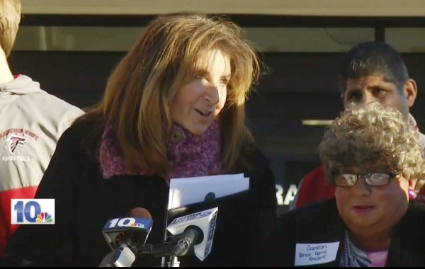 Disfrazan a hombre de anciana para foto municipal &nbsp;ylt;/
