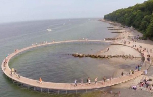 El puente infinito que visitan turistas