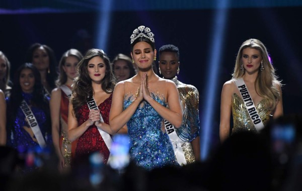 Catriona Gray y el espectacular vestido que usó para entregar la corona  