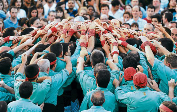 Intentan récord mundial con torre humana de 8 niveles