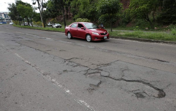 Atestado de baches el periférico, principal corredor vial de la capital