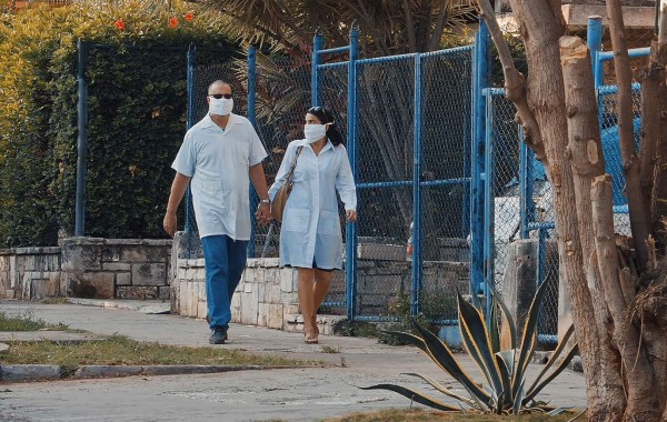 FOTOS: Liz, la doctora cubana que recorre casa por casa buscando infectados de Covid-19