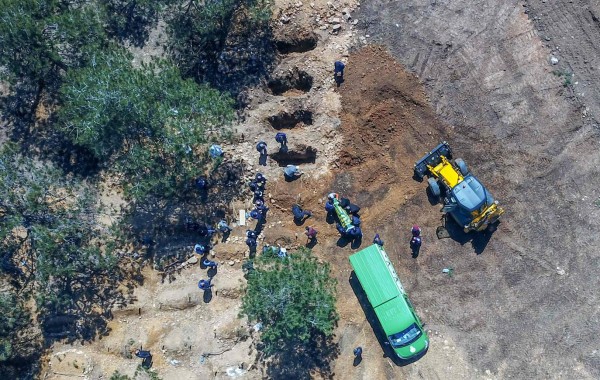 FOTOS: Cementerios saturados ante miles de muertos por coronavirus