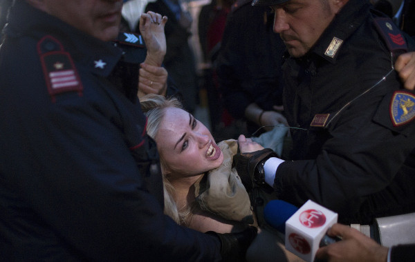 Dos feministas protestan tras el inicio del Cónclave