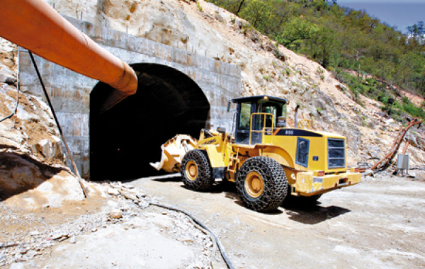 Desde cuatro frentes hacen perforaciones en la montaña