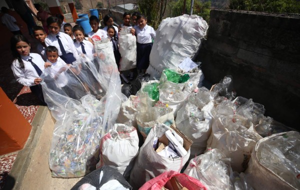 El CEB Bonifacio Reyes Ramos recolectó bolsas tras bolsas de material reutilizable.Foto : El Heraldo