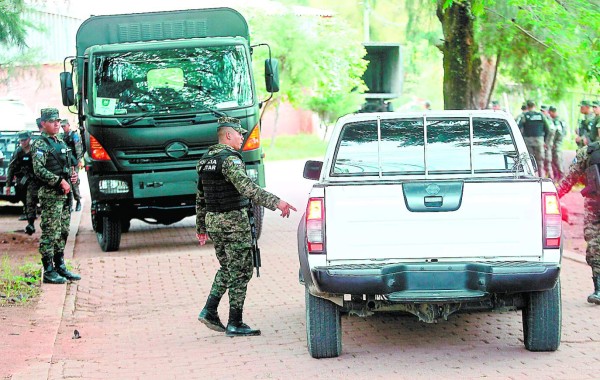 Militares revisan entradas y salidas de carros en hospitales