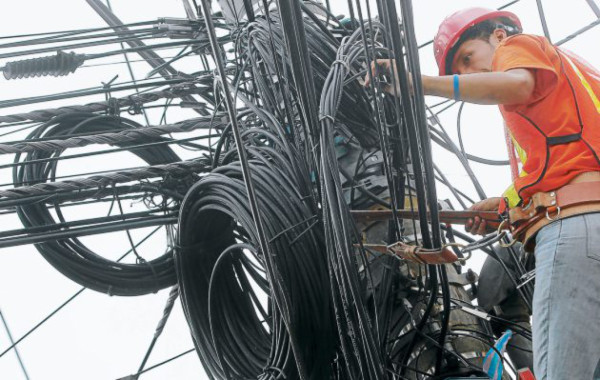 Marañas de cables permanecen intactas en Tegucigalpa