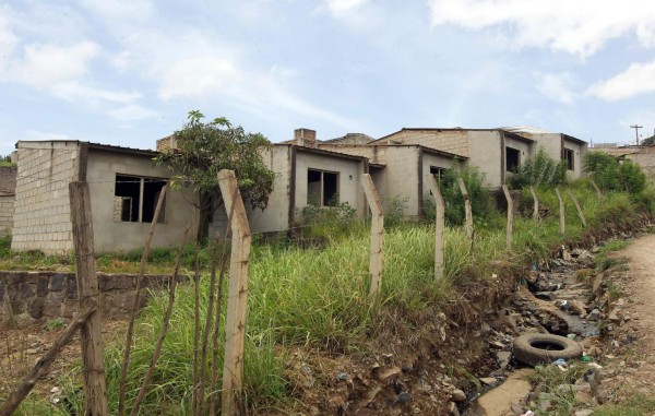 Proyectos fallidos contrastan con alto déficit habitacional