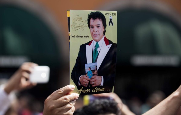 Restos de Juan Gabriel estarían con sus familiares