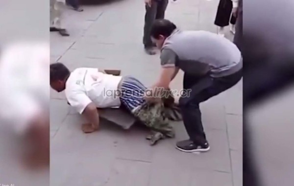 Hombre pone en evidencia a un Mendigo 'discapacitado”