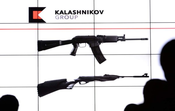 Kalashnikov entra en el negocio de la ropa y los cuchillos