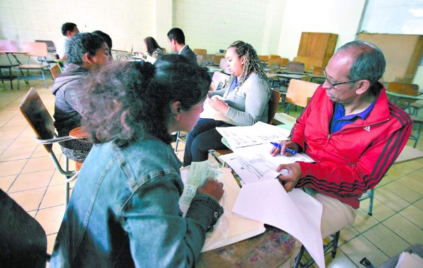 Padres siguen buscando cupos en 'la escuelita”