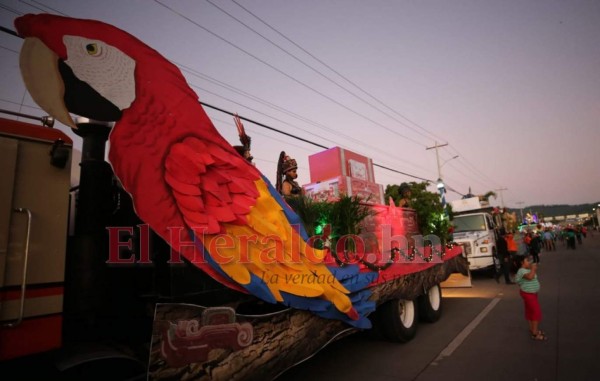 FOTOS: Colorido desfile de carrozas engalanó Tegucigalpa en época decembrina